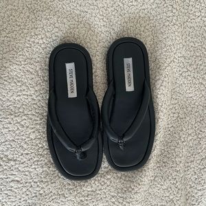 Steve Madden flip flops black small platform